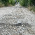 Фото-вест: Нишлије из улице Делијски вис без асфалта, у корову и прашини