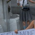 Prolaznici u Knez Mihailovoj u šoku! Bivša teniserka prosi i moli na ulici, natpis koji drži izaziva reakcije