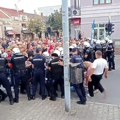 Podržava SNS i želi pristojnu Srbiju, a šutira ženu koja leži na ulici VIDEO
