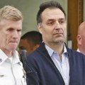 Optuženi za ubistvo supruge, sudu izneo zahtev Traži "tampon zonu" kako bi se sprečilo da mu priđu demonstranti