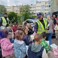 Predškolci sa policijom i vatrogascima povodom Dečje nedelje