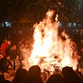 (Foto, video) Tradicionalno paljenje badnjaka širom Srbije! U Čačku se okupilo više stotina ljudi, u Jagodini pušten vatromet…