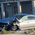 Zakucao se u stub ulične rasvete! Teška saobraćajna nesreća u Kraljevu, vozilo u potpunosti smrskano (foto)