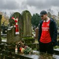 Nešto najbizarnije što ćete danas videti! Navijač Arsenala slavio titulu na grobu preminulog prijatelja: Snimak šokirao svet…