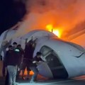 (Video) Avion se zapalio i pao na auto-put! Tinejdžeri beže iz olupine u plamenu, crni dim kulja, ljudi razbijaju prozor…