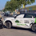 (Video) Drama kod tržnog centra u Nišu: Snažan sudar napravio haos, vozila potpuno smrskana: Policija dojurila na lice mesta