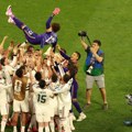 Meksikanac, rame uz rame sa Mesijim i Ronaldom, završio duel na rukama svojih saigrača
