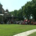 (Foto) Obeležavanje Vidovdana na Kosovu: Održana liturgija u Gračanici, policija duž deonica do Gazimestana