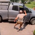 Otvorio vrata od auta, kad ono - medved: Izvadio telefon da ga slika, a onda je morala da radi motka