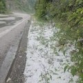 Sve je obelelo za samo par minuta, led je svuda: Jako nevreme praćeno krupnim gradom pogodilo pogranična sela kod Priboja…