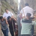 Kapitalizam u jednom kadru? Ima posla ko hoće da radi - turistu nose na ramenima uz 10.000 kamenih stepenika!