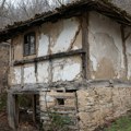 Tročlana porodica živi u srpskom selu u kućici od pruća i blata, bez struje, bez vode