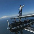 Šeta na krilu aviona tokom leta Srbin srušio sve adrenalinske granice (foto)