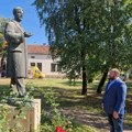 Edis Durgutović položio venac na spomenik dr Mihaila Ilića u kompleksu UKC Kragujevac