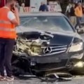 Jeziv prizor u Novom Sadu Mercedes potupno "zgužvan", drugo vozilo "oduvano" od siline udara (video)