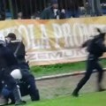 Dramatičan snimak haosa na utakmici: Zemun-Rad Vođa navijača Rada nokautirao pripadnika Žandarmerije koji pada na zemlju…