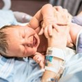Beba bila nestrpljiva da dođe na svet: Bojničanka se porodila u automobilu ispred bolnice