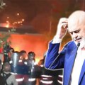 Edi rama na udaru: Demonstanti gađali molotovljevim koktelima sedište premijera (foto/video)