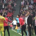 Nerealna scena: Navijači Hrvata pogodili flašom, još mu i sudija dao crveni karton zbog toga