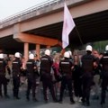 VIDEO: Završen protest u Pakovraći kod Čačka, građani igrali kolo ispred policije