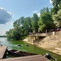 Kafa košta 160 dinara, a pogled puca na "džunglu": Ovde se u Savu skače u "Tarzan stilu" i jede riblja čorba (Foto)