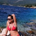 Naša glumica grmi u crnoj gori u mini vatrenom kupaćem: Koleginica je odmah komentarisala slike: Od dekoltea zastaje dah