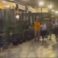 VIDEO Tuča navijača usred Beograda: Pojavio se snimak, demolirano više restorana, stranac završio na Urgentnom