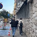 Скеле отишле, одмах стигла исцртана паркинг места – а све чекајући одговор да ли је зграда безбедна
