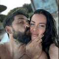 (Foto) "Neki važni datumi": Evo kako Mina Naumović izgleda u šestom mesecu: Ognjen Amidžić je grli oko struka, ne skidaju osmeh…