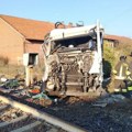 Užasna nesreća u Italiji: Pokušao da pređe pružni pravac sa kamionom dok se rampa spuštala, pa izazvao horor sudar (video)…