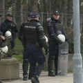 Protest kod parka Ušće: Policija u opremi za razbijanje demonstracija čuva ogradu od građana