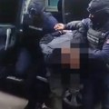 Овако је ухапшен младић осумњичен за убиство деке на Новом Београду: Полиција га са лисицама увела у станицу