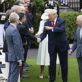 Трамп прекршио протокол: Убацио се у ред за руковање испред краљевског пара (видео)
