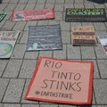 FOTO, VIDEO Aktivisti iz Srbije i sveta protestovali ispred sedišta Rio Tinta: „Nećete kopati!“