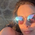 Sloboda Mićalović opalila selfi u vatreno crvenom bikiniju: Evo gde se sunča, nabacila ten, oko vrata krst