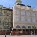 Gradska kuća u Novom Sadu dobila dekorativnu ceradu: Zaštita od prašine ili šminkanje za doček predsednika?
