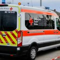Automobil probio ogradu i pao na prugu, jedna osoba poginula