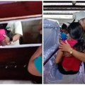 (Video) Kovčeg već bio spreman, rođaci plakali, a onda… Devojčica (15) se iznenada uspravila pred šokiranim članovima porodice…