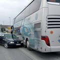 U sudaru autobusa i automobila u Šapcu povređeno desetoro dece