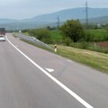 Vozač BMW-a sleteo s puta, pa se prevrnuo u jarku: Povređeno dvoje u saobraćajnoj nezgodi kod Leskovca