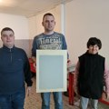 Mladi sa smetnjama u razvoju u Leskovcu ručno proizvode papir od recikliranih kutija cigareta