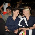 Ana Brnabić i Milica Đurđić uživale u koncertu nika kejva: Nisu skidale osmeh, njihove modne kombinacije su čista…