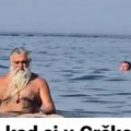 Turisti u Grčkoj zaprepašćeni prizorom Naizgled običan dan na plaži, a onda je iz vode izronio posejdon (Video)