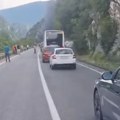 Jeziv snimak Preticao kamion u tunelu preko duple "pune"! (video)