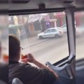 Ljudi trljaju oči kad vide u koliko sati je nastao snimak: Prekrstio se, nazdravio i potegao usred autobusa