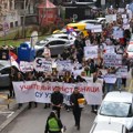 “Ne da će da padne, nego se svakog trenutka očekuje da padne”: Krenula protestna šetnja studenata do Niške banje…