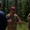 "Nepristrasna posvećenost" Kfor postavlja znakove pored adminstrativne linije (video)