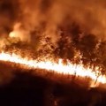 UPRAVO: Plameni obruč se širi između Krivače i Geglje: Šume i voćnjaci nestaju, a vode – nema!