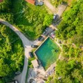 Kupanje u termalnim izvorima Srbije: Tirkizni bazen među stenama: Letnja oaza u selu Popšica