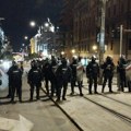 Policija oborila na zemlju biciklistu koji je vozio između dva kordona na protestu u Beogradu (VIDEO)